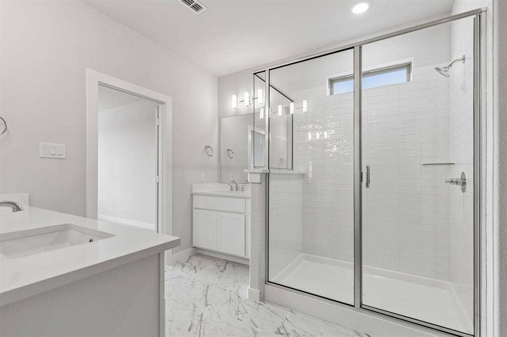 4724 Carina Road, McKinney, TX 75071 Primary Bathroom in the Winters home plan – REPRESENTATIVE PHOTO