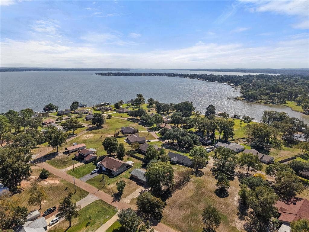 2367 Royal Drive E, Chandler, TX 75758