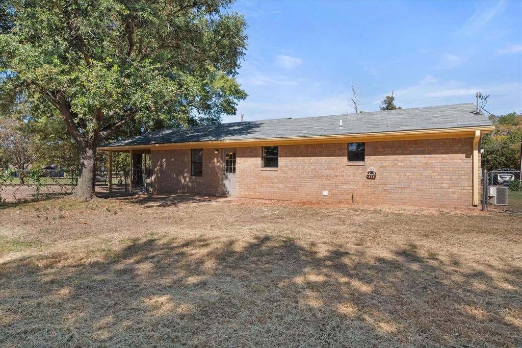 2367 Royal Drive E, Chandler, TX 75758