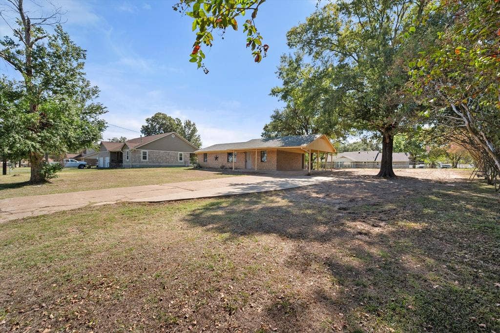 2367 Royal Drive E, Chandler, TX 75758