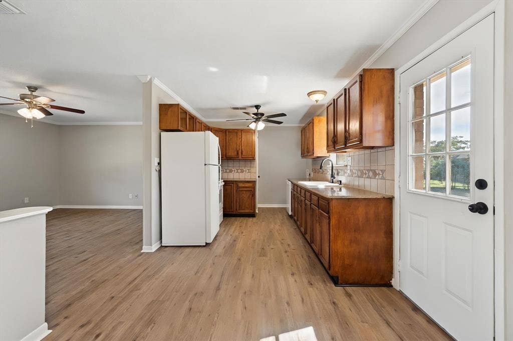 2367 Royal Drive E, Chandler, TX 75758
