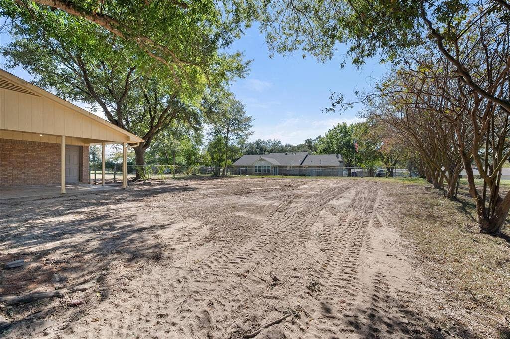 2367 Royal Drive E, Chandler, TX 75758