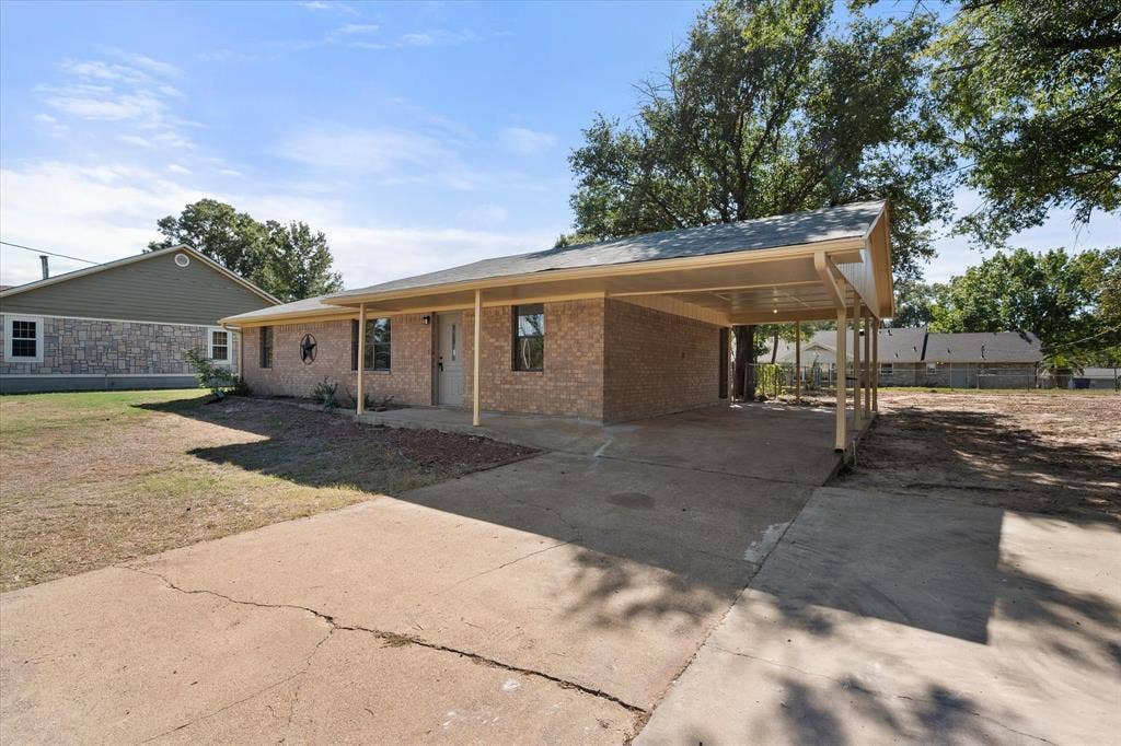 2367 Royal Drive E, Chandler, TX 75758