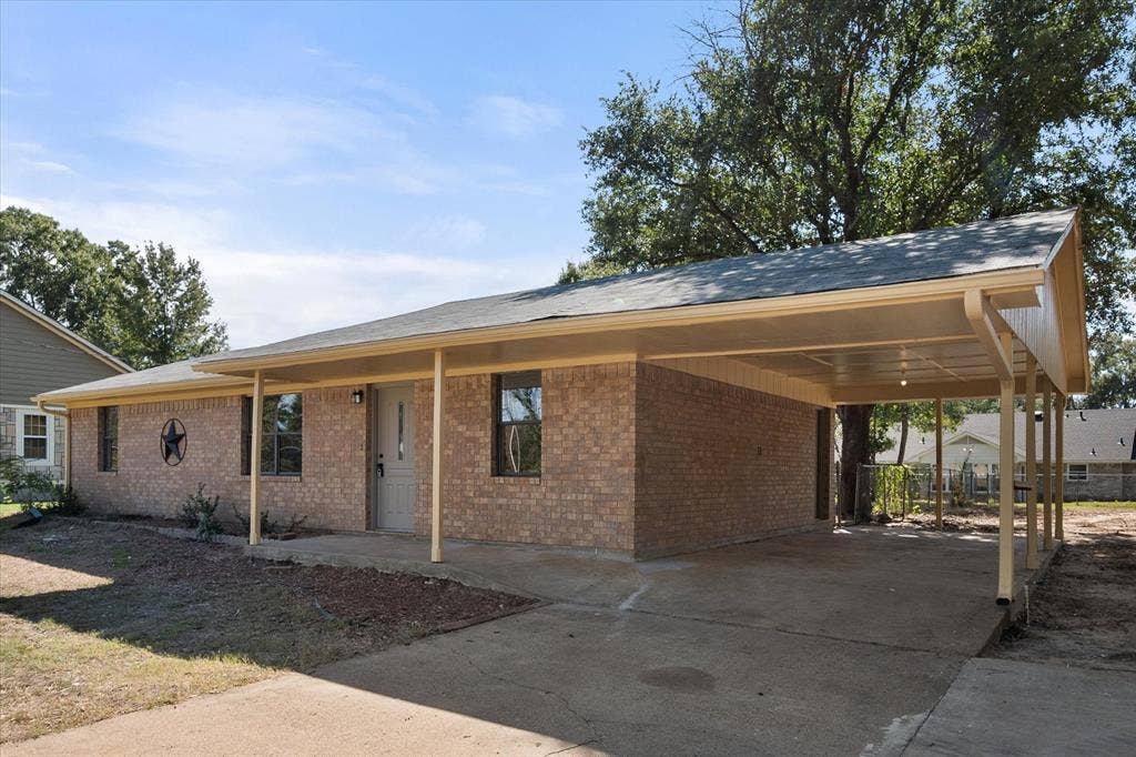 2367 Royal Drive E, Chandler, TX 75758