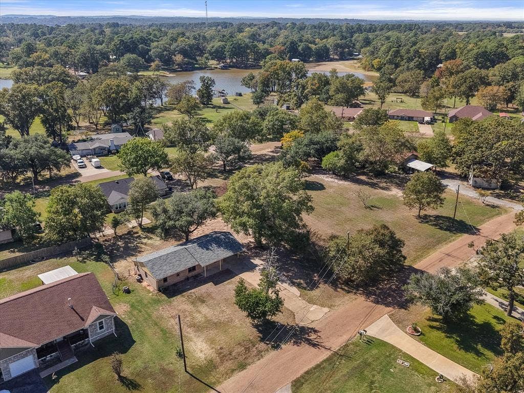 2367 Royal Drive E, Chandler, TX 75758