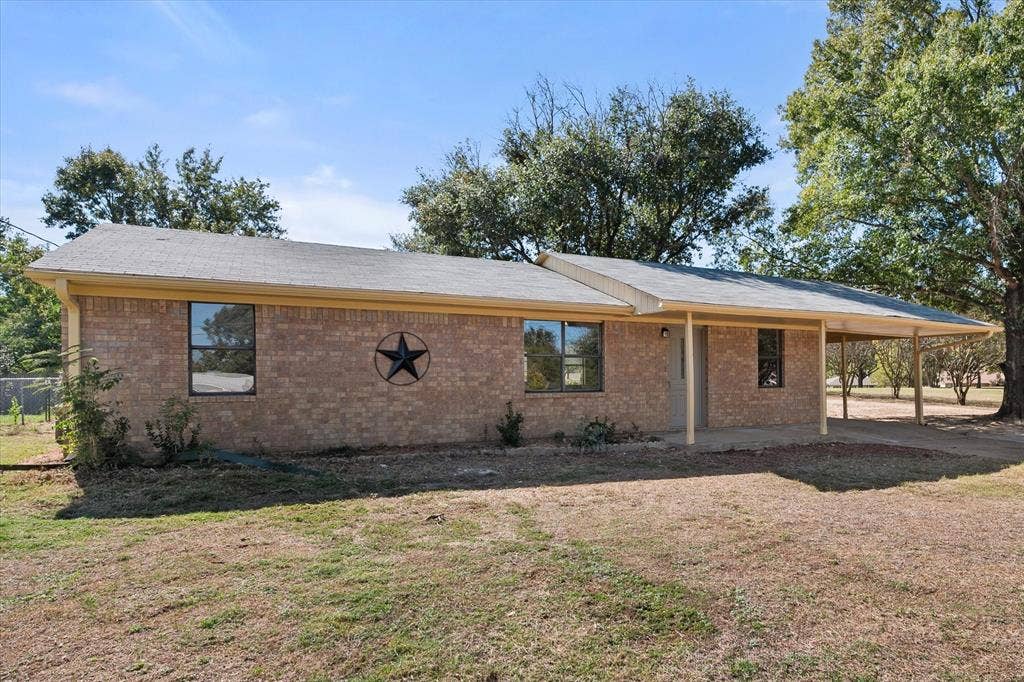 2367 Royal Drive E, Chandler, TX 75758