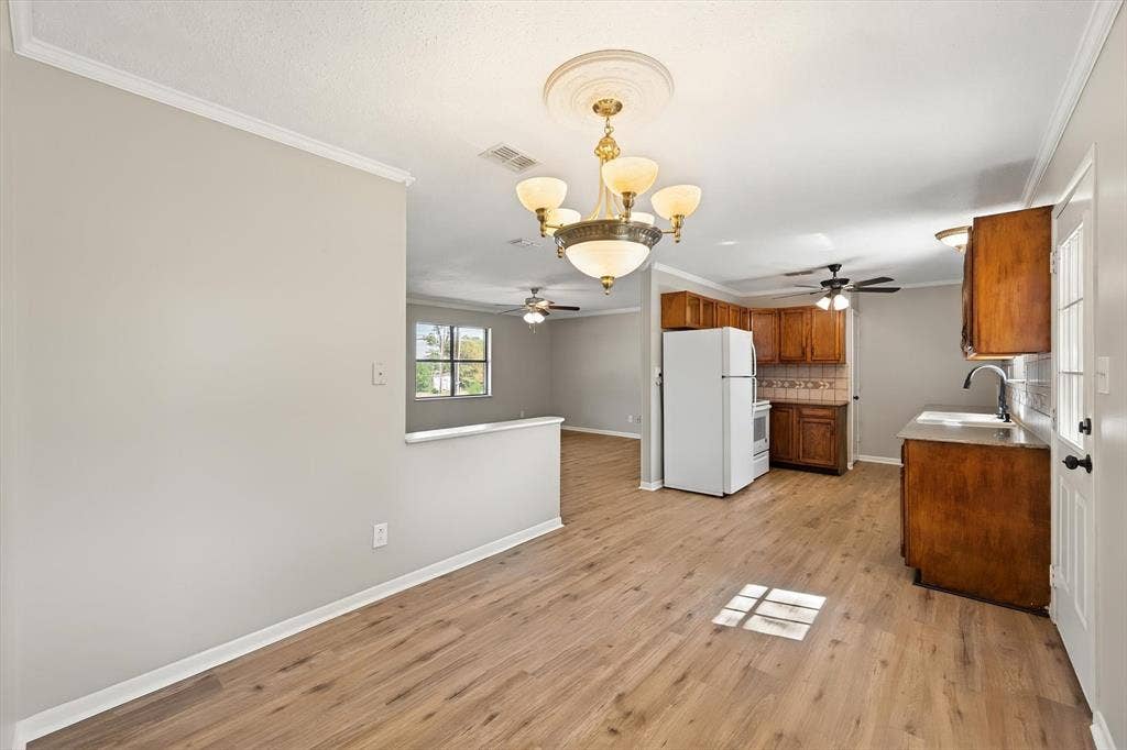 2367 Royal Drive E, Chandler, TX 75758