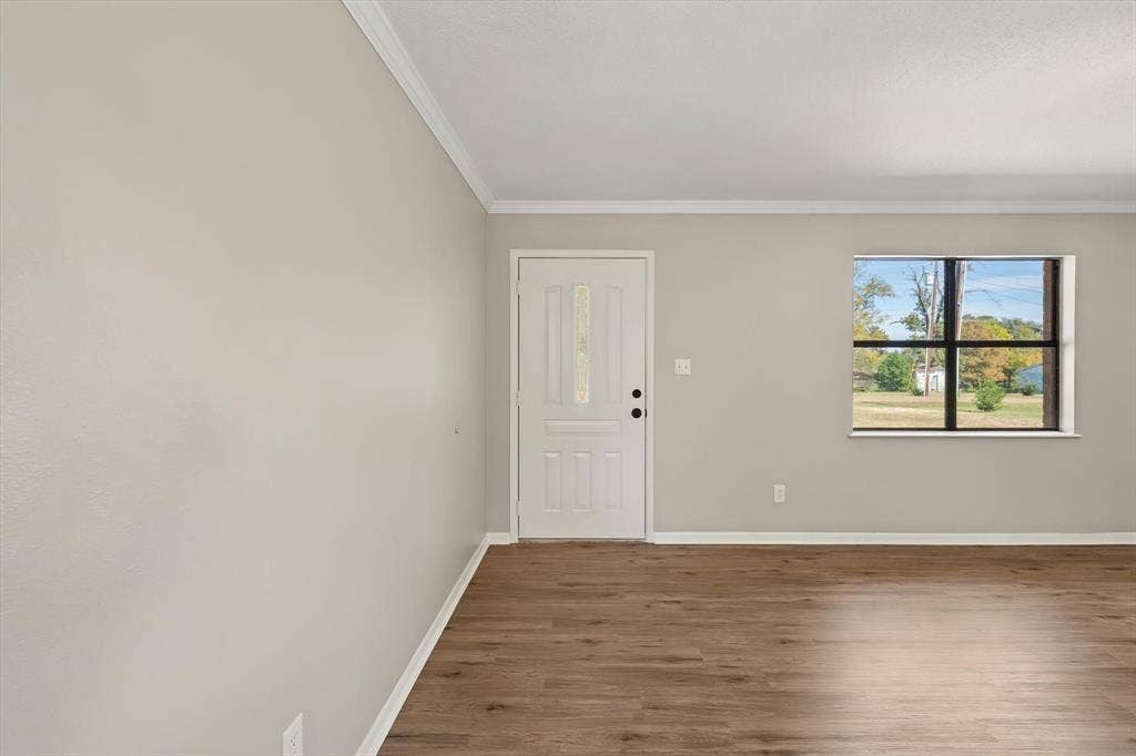 2367 Royal Drive E, Chandler, TX 75758
