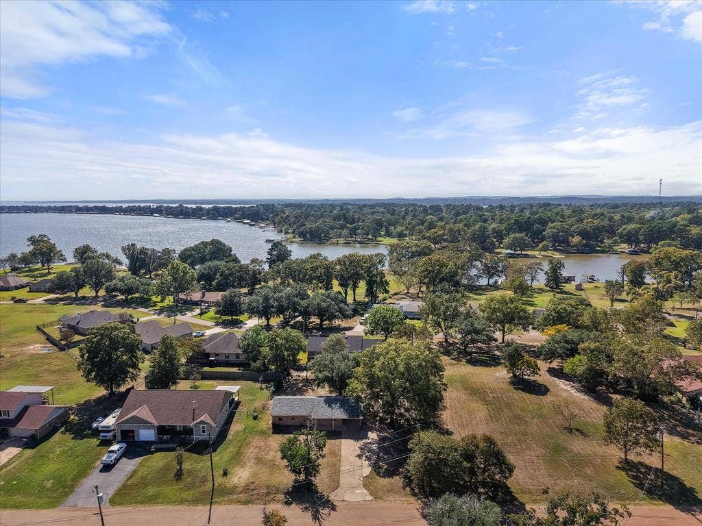 2367 Royal Drive E, Chandler, TX 75758