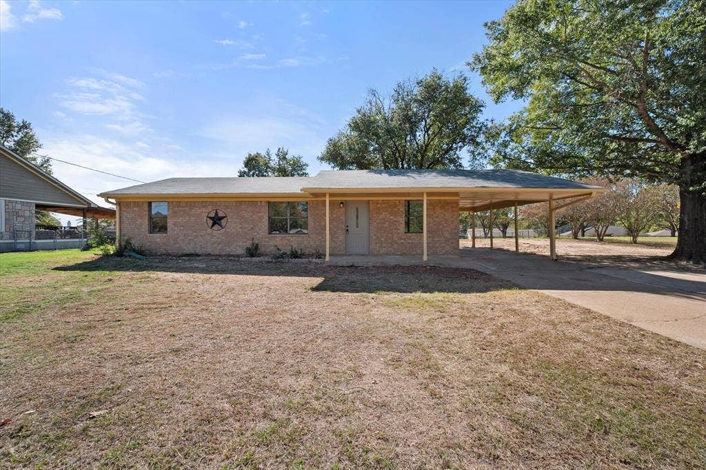 2367 Royal Drive E, Chandler, TX 75758