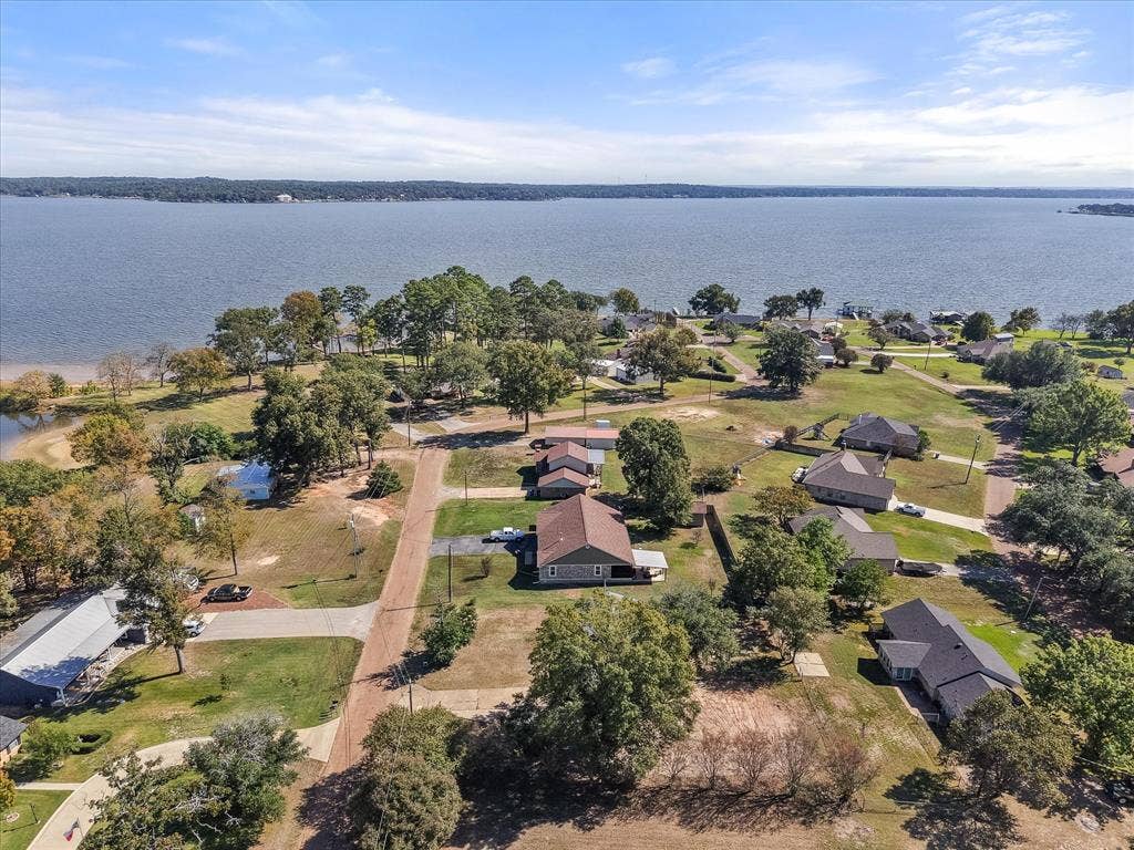 2367 Royal Drive E, Chandler, TX 75758