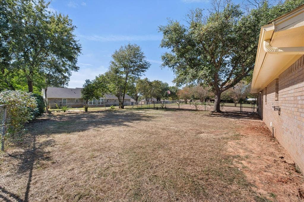 2367 Royal Drive E, Chandler, TX 75758