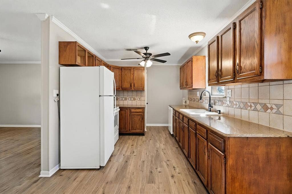 2367 Royal Drive E, Chandler, TX 75758