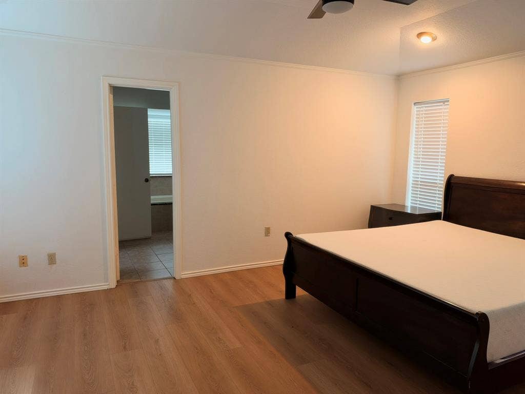 Neutral walls with wood-finish flooring, recessed ceiling lighting, a flush-mount ceiling fan, and horizontal window blinds