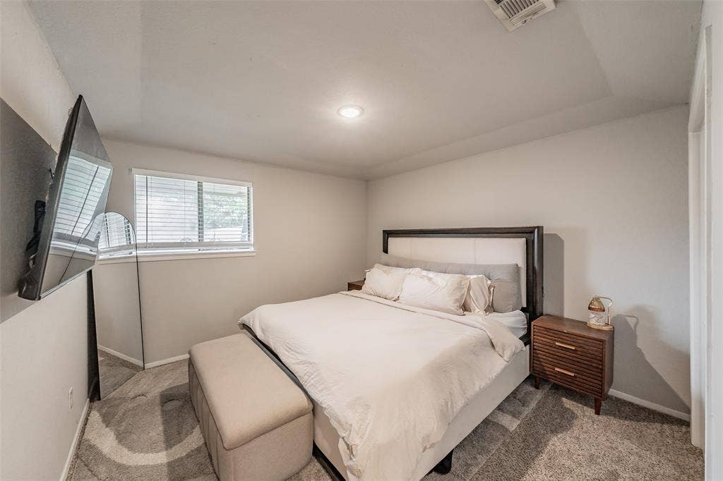 1128 Neutral-toned interior featuring wall-to-wall carpeting, recessed ceiling lighting, and a window with horizontal blinds