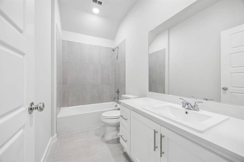 711 Edgehurst Drive, Princeton, TX 75071 Secondary bathroom in the Heisman – REPRESENTATIVE PHOTO