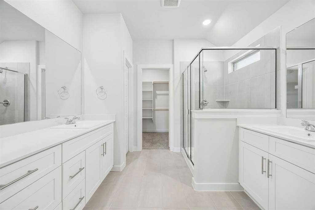 711 Edgehurst Drive, Princeton, TX 75071 Primary bathroom in the Heisman home plan – REPRESENTATIVE PHOTO