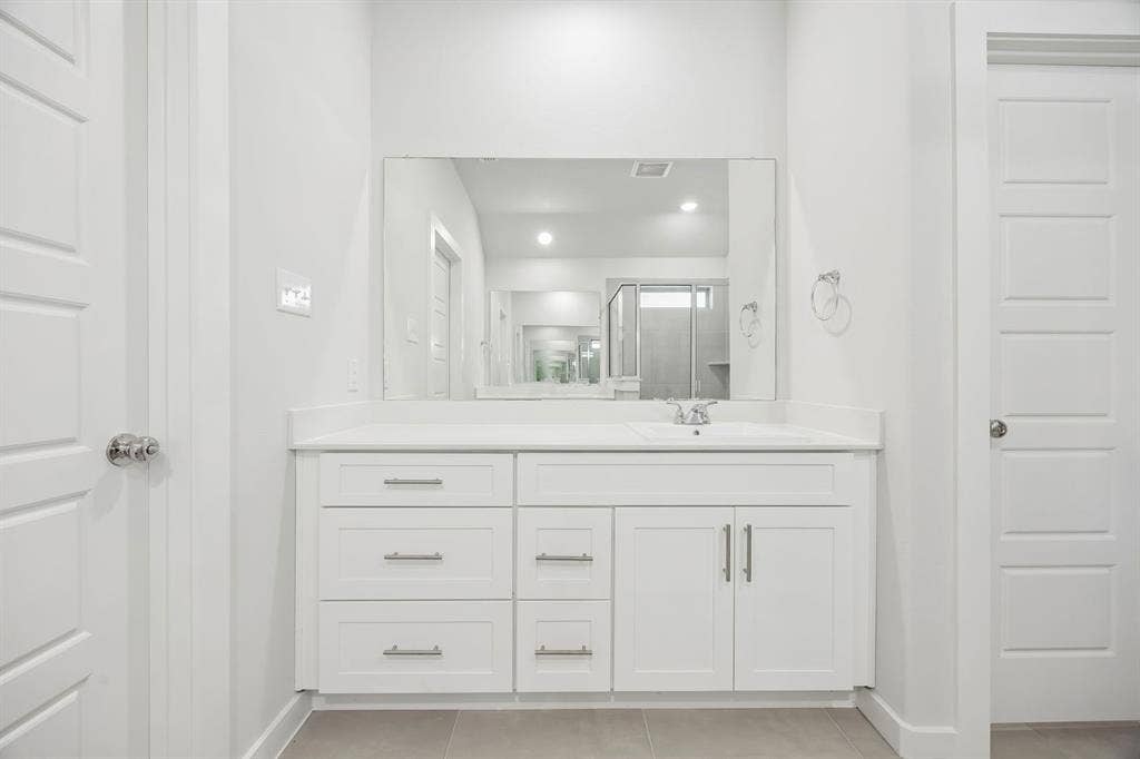 711 Edgehurst Drive, Princeton, TX 75071 Primary bathroom in the Heisman home plan – REPRESENTATIVE PHOTO