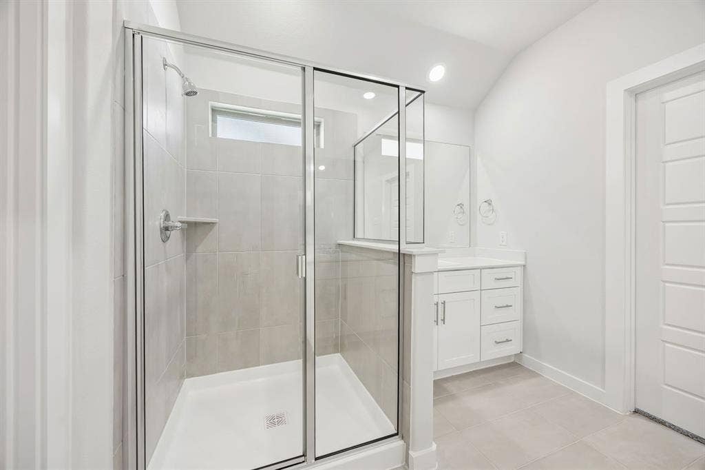 711 Edgehurst Drive, Princeton, TX 75071 Primary bathroom in the Heisman home plan – REPRESENTATIVE PHOTO