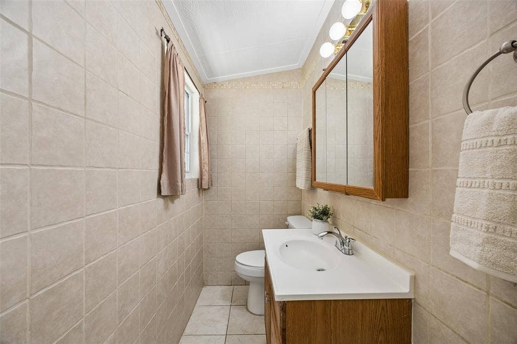 3708 Davila Drive, Dallas, TX 75220 Ensuite powder bathroom.