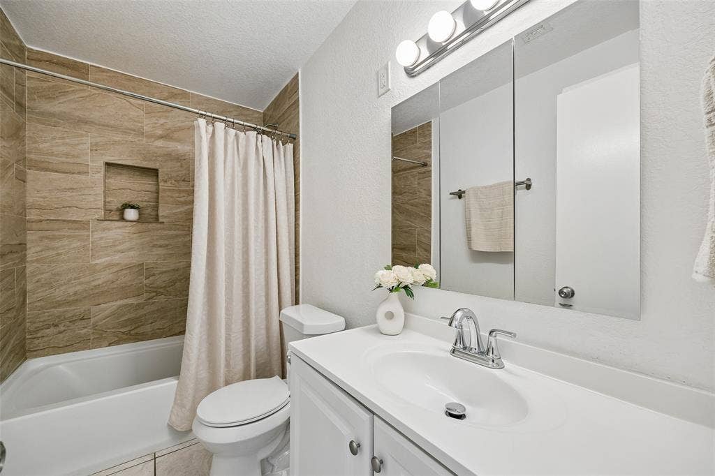 3708 Davila Drive, Dallas, TX 75220 Full bathroom with hallway entry.
