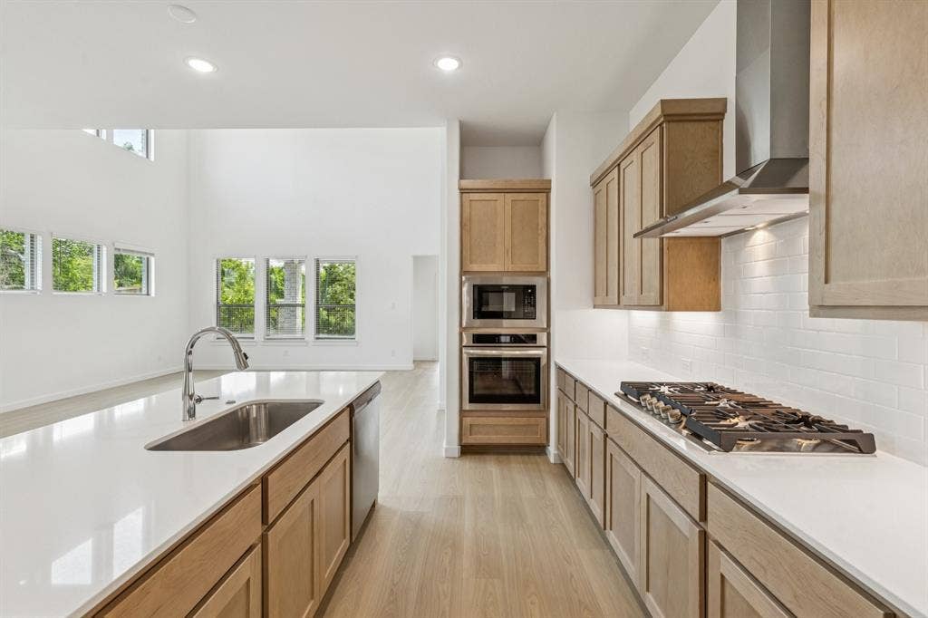 4736 Carina Road, McKinney, TX 75071 Kitchen in the Da Vinci II home plan – REPRESENTATIVE PHOTO