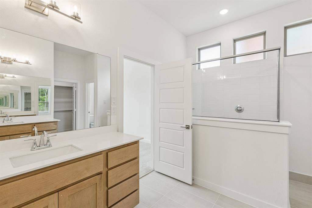 4736 Carina Road, McKinney, TX 75071 Primary Bathroom in the Da Vinci II home plan – REPRESENTATIVE PHOTO