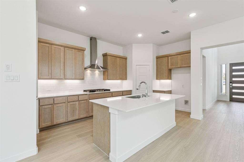 4720 Carina Road, McKinney, TX 75071 Kitchen in the Da Vinci II home plan – REPRESENTATIVE PHOTO