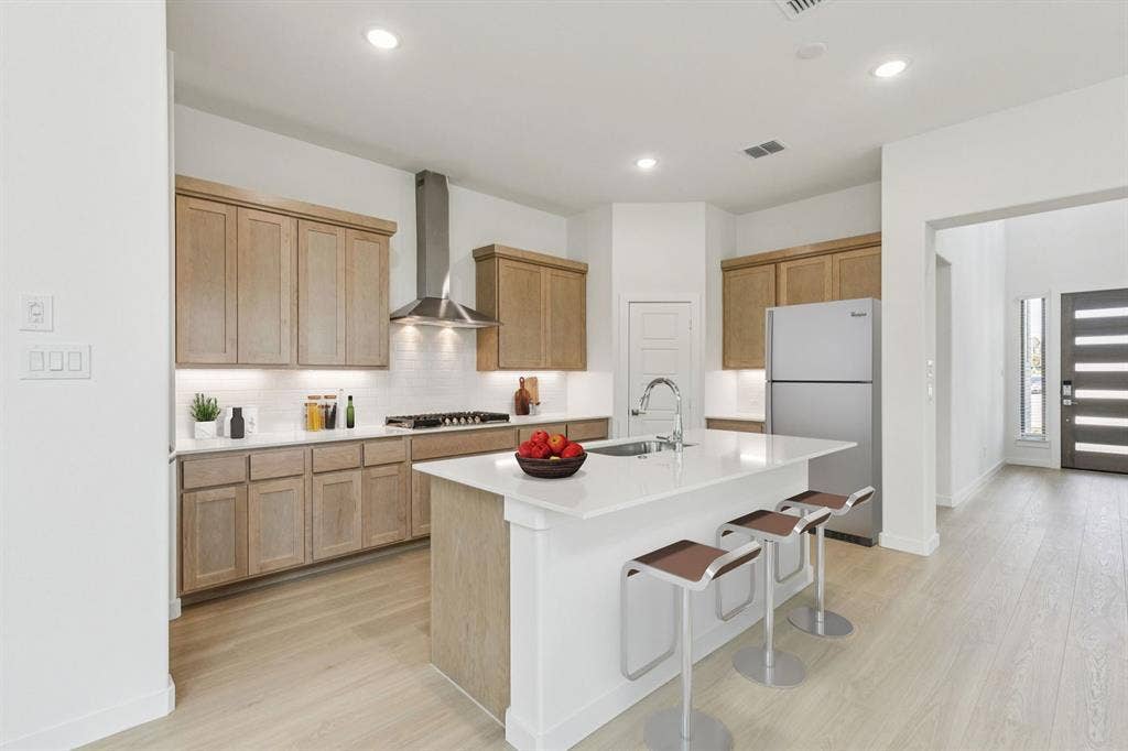 4720 Carina Road, McKinney, TX 75071 Kitchen in the Da Vinci II home plan – REPRESENTATIVE PHOTO