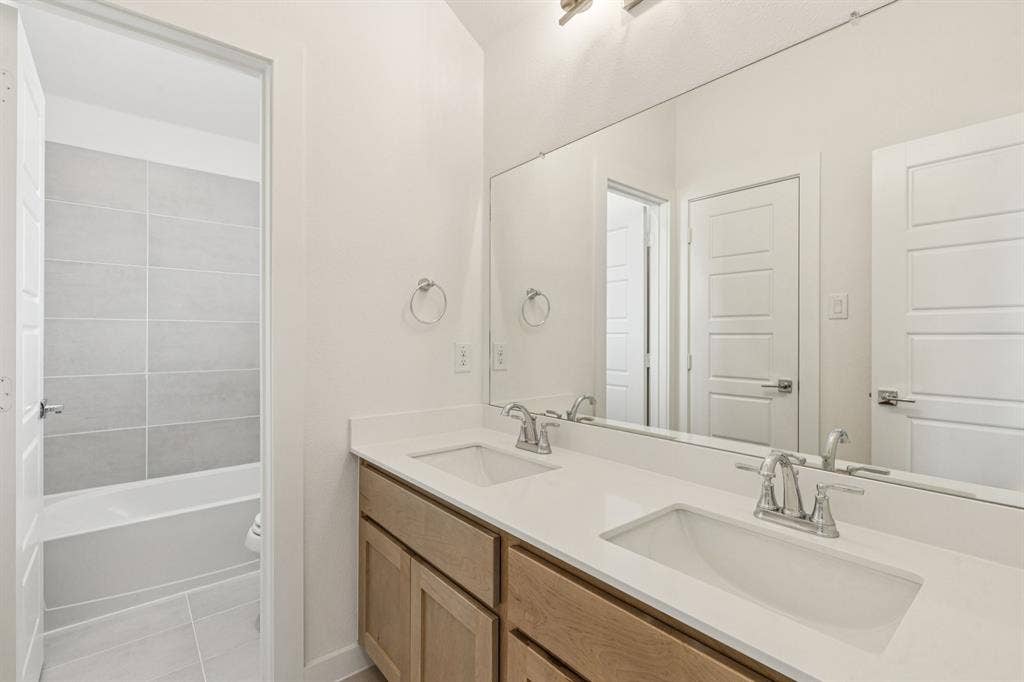 4720 Carina Road, McKinney, TX 75071 Bathroom in the Da Vinci II home plan – REPRESENTATIVE PHOTO