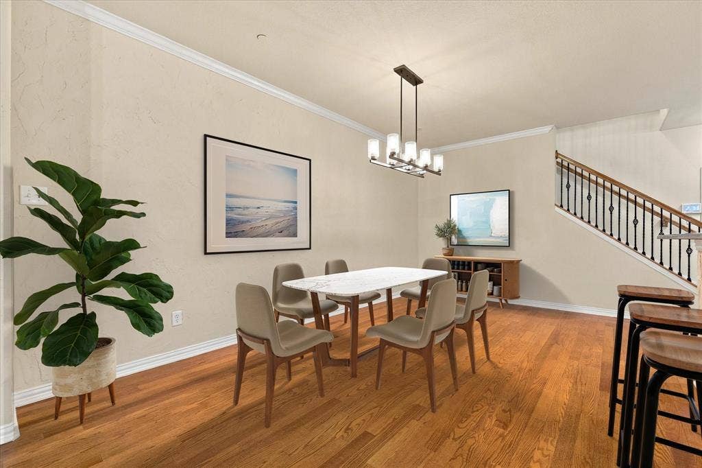 From casual breakfasts to memorable dinners, this spacious dining area is ready for every occasion. Stylish new lighting adds the finishing touch. Virtual Staging.