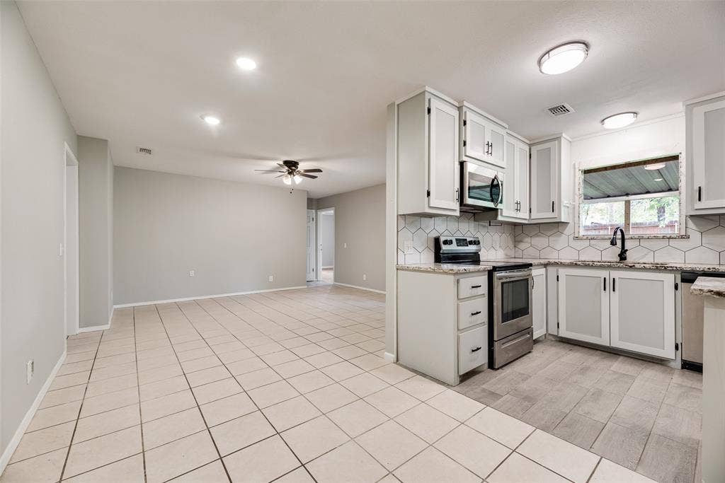 300 S Cherry Lane, Granbury, TX 76048 300 S Cherry Lane, Granbury, TX 76048