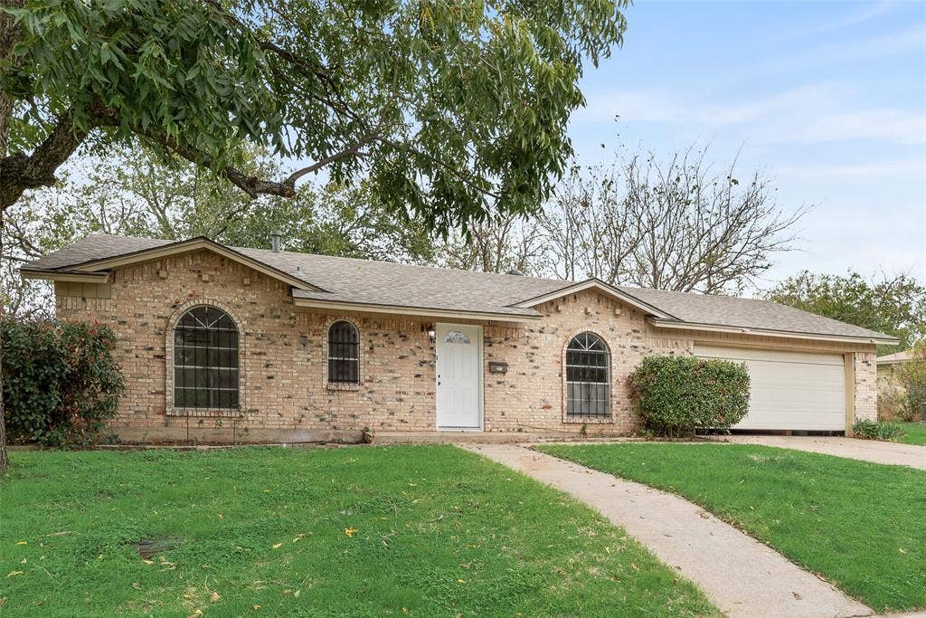 300 S Cherry Lane, Granbury, TX 76048 300 S Cherry Lane, Granbury, TX 76048