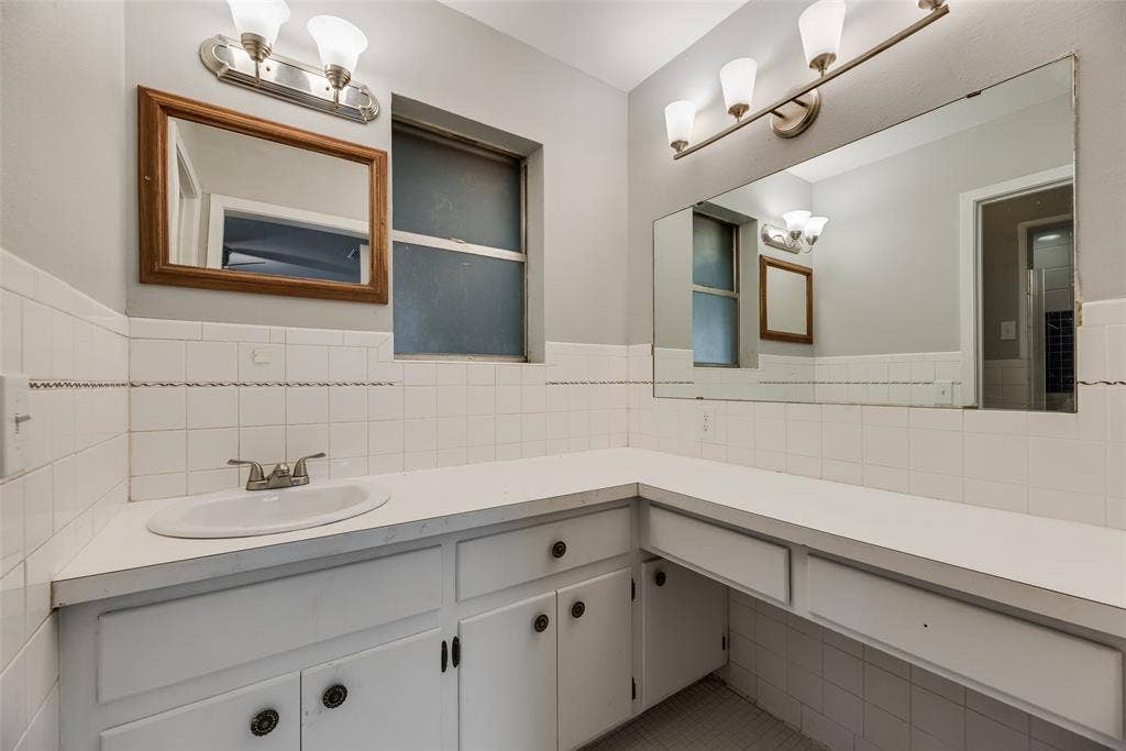 300 S Cherry Lane, Granbury, TX 76048 300 S Cherry Lane, Granbury, TX 76048