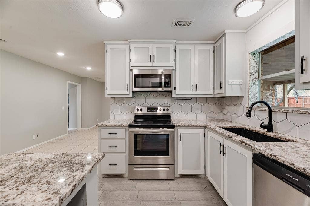 300 S Cherry Lane, Granbury, TX 76048 300 S Cherry Lane, Granbury, TX 76048