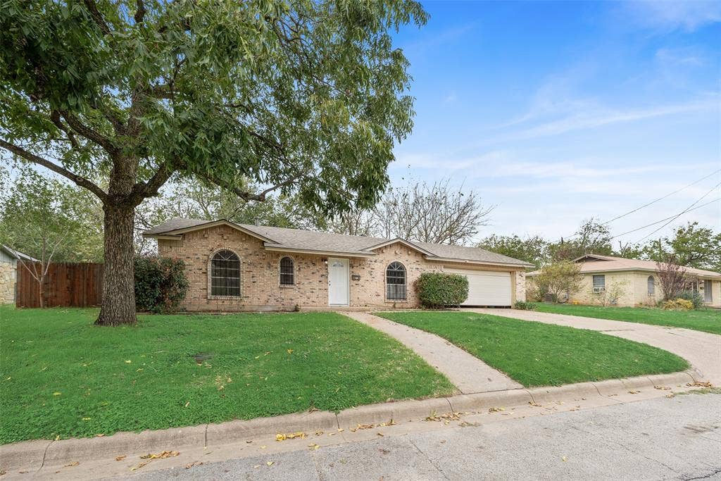 300 S Cherry Lane, Granbury, TX 76048 300 S Cherry Lane, Granbury, TX 76048