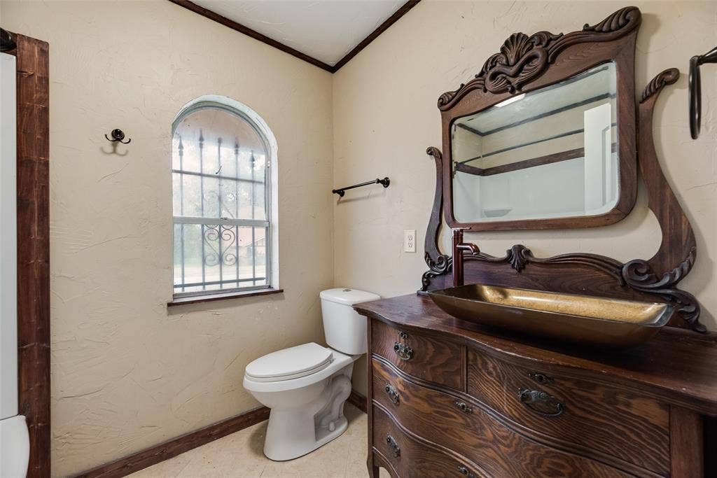 300 S Cherry Lane, Granbury, TX 76048 300 S Cherry Lane, Granbury, TX 76048