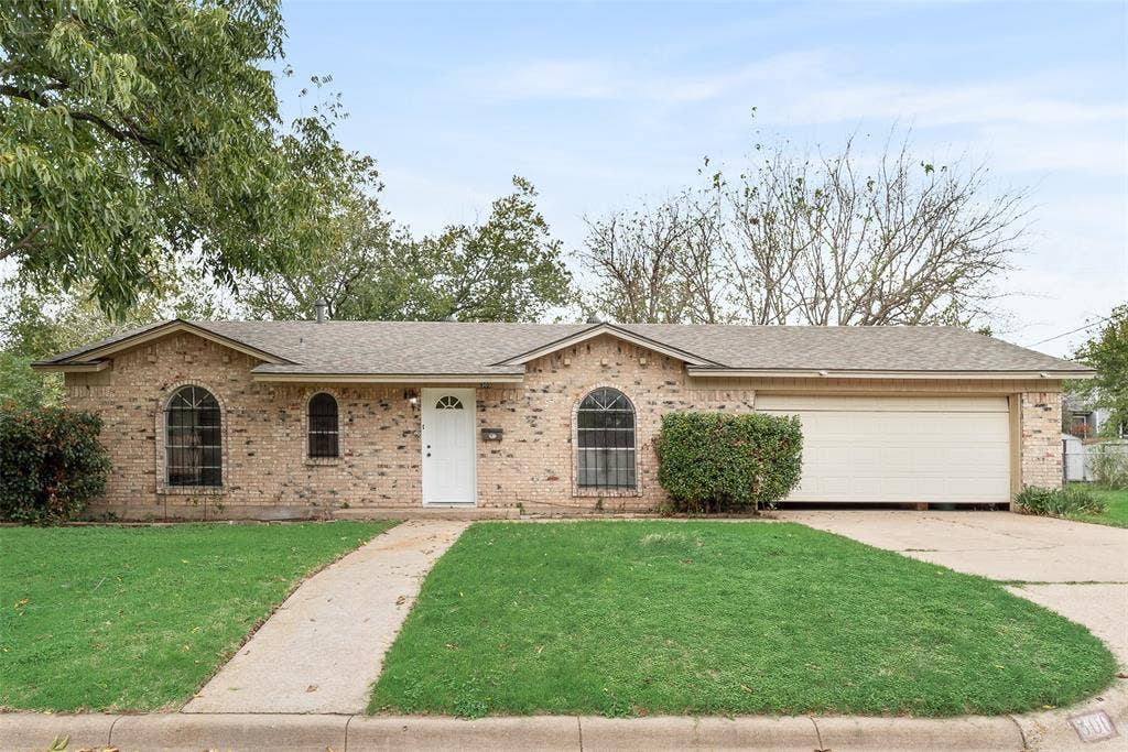 300 S Cherry Lane, Granbury, TX 76048 300 S Cherry Lane, Granbury, TX 76048