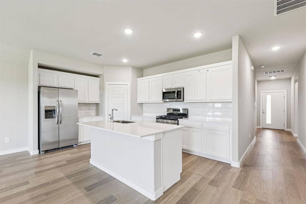 2408 Warm Glow Way, Princeton, TX 75407 Kitchen in the Harper home plan – REPRESENTATIVE PHOTO
