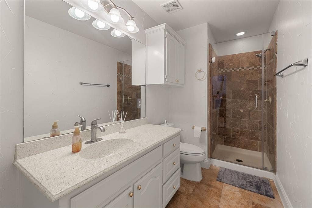 1081 Leisure Lane, Irving, TX 75063 1081 Leisure Lane, Irving, TX 75063