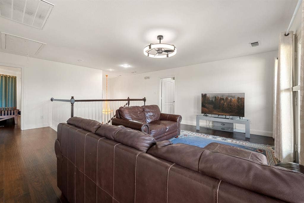 1081 Leisure Lane, Irving, TX 75063 1081 Leisure Lane, Irving, TX 75063