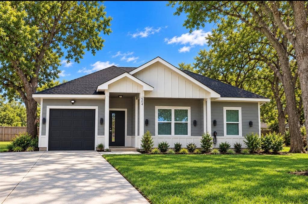 504 W 9th Street, Kemp, TX 75143 Grass has been digitally enhanced for presentation purposes only.