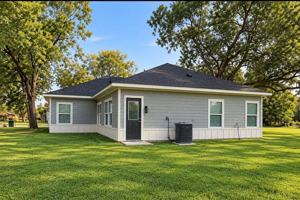 504 W 9th Street, Kemp, TX 75143 Grass has been digitally enhanced for presentation purposes only.