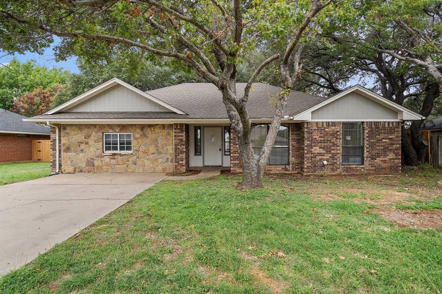 Property photo for 4043 Country Meadows Circle, Granbury, TX