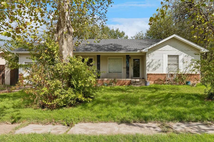 Property photo for 505 Walnut Street, Bowie, TX