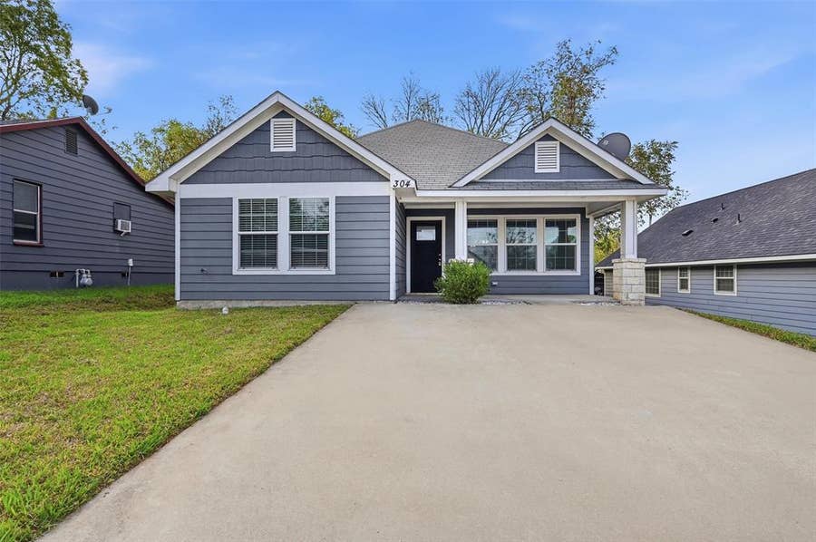 Property photo for 304 E Hull Street, Denison, TX