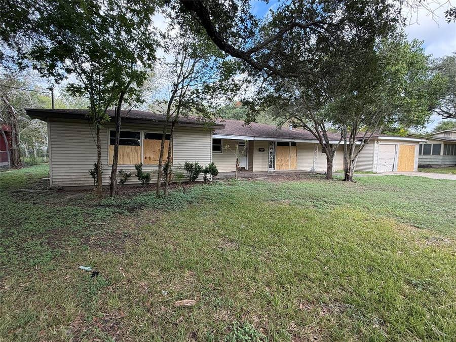 Property photo for 505 Avenue Avenue E, Victoria, TX
