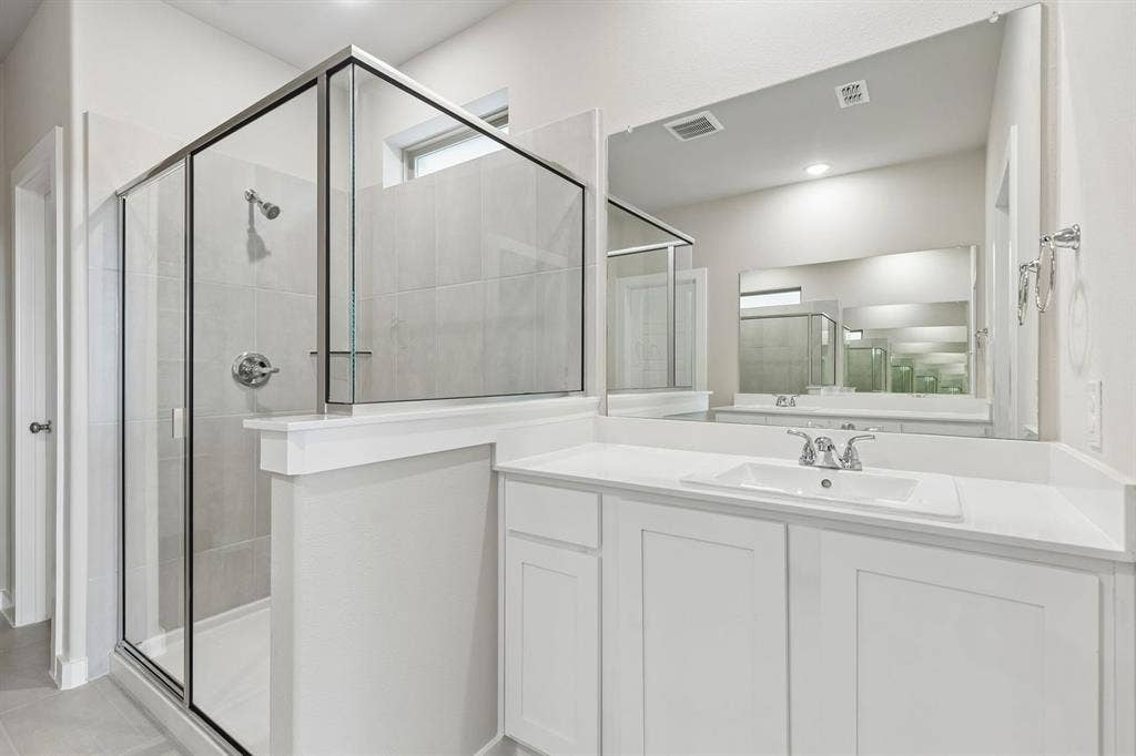 114 Whitlow Drive, McKinney, TX 75071 Primary Bathroom in the Winters home plan – REPRESENTATIVE PHOTO