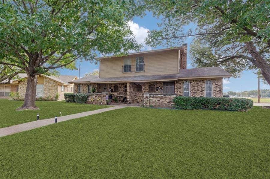Property photo for 222 Brownwood Court, Irving, TX