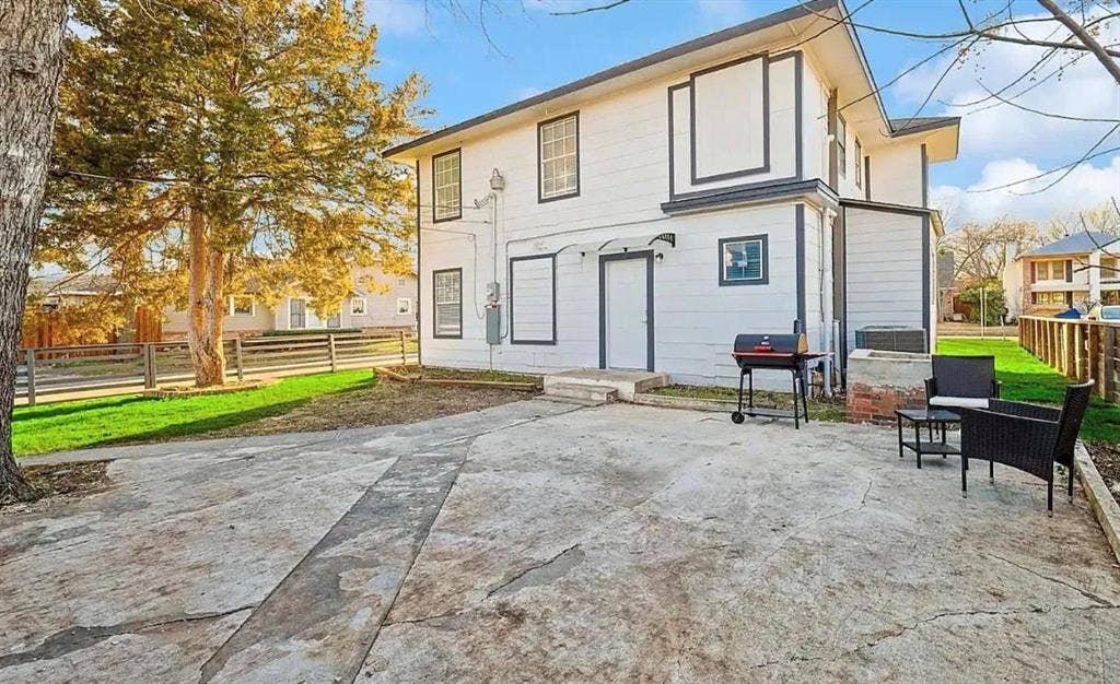 702 N Edgefield Avenue, Dallas, TX 75208